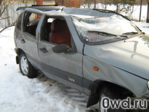 Битый автомобиль Chevrolet Niva